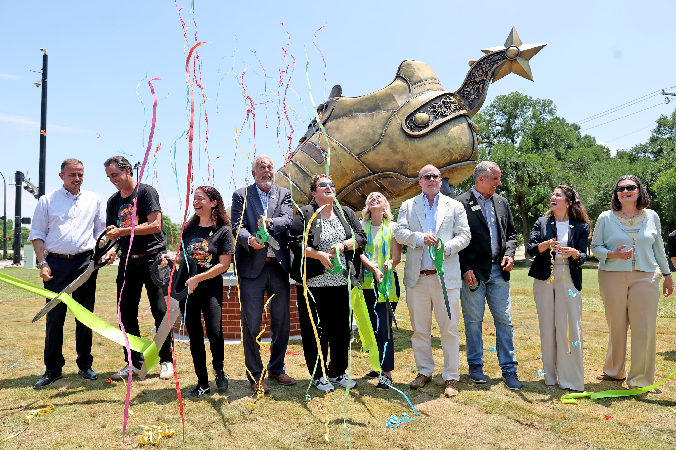 Read more about the article North Texas FWC Organizing Committee, the North Texas Sports Foundation and Street Art for Mankind Unveil the Texan Golden Boot Sculpture
